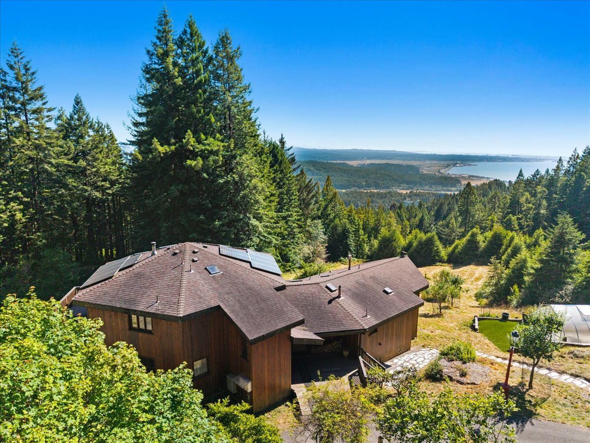 222 Simmons Ln, Arcata, CA
